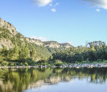 camping plan d'eau bord de rivière