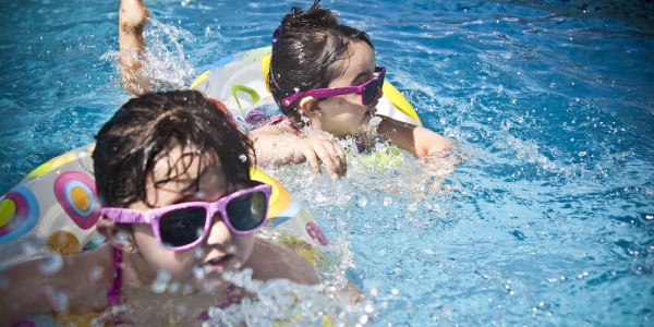 enfants dans la piscine camping ardeche