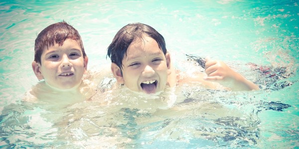 enfants qui jouent dans la piscine du camping